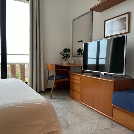 Lets Holidays Apartment Sea Views In Барселона Екстер'єр фото